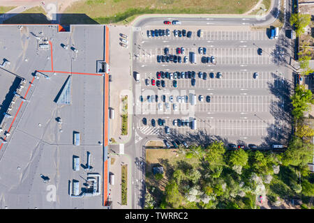 Luftaufnahme von City Shopping Mall mit Reihen von Autos am Parkplatz Stockfoto