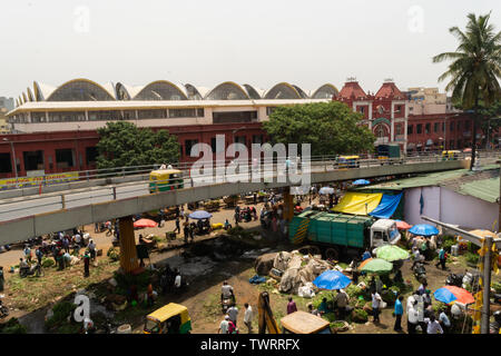 Bangalore, Indien - 4. Juni 2019: Luftaufnahme der Vielbeschäftigte Menschen an KR Markt auch als Stadt Markt bekannt, es ist die größte Großhandelsmarkt zu tun Stockfoto