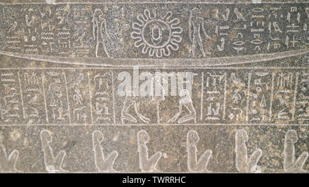 Nahaufnahme der eingravierte ägyptische Hieroglyphen auf einem Sarg in Kairo Stockfoto