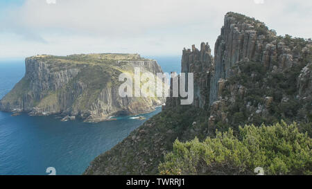 Schuß von Tasman Insel und die Nadel am Kap Säule in Tasmanien Stockfoto