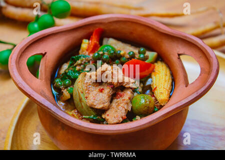 Hausgemachte frische Cookes echte traditionelle würzigen thailändischen Dschungel Curries (KAENG PA) mit Rindfleisch, Gemüse, Kräuter gesunde Gemüsesuppe. Stockfoto