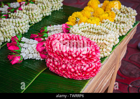 Thai Style Flower Garland aus Jasmin, Ringelblume, Krone mit Blumen und Rose. Stockfoto