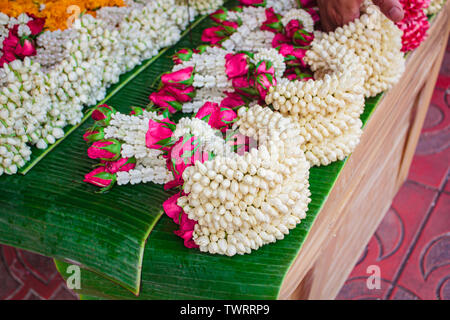 Thai Style Flower Garland aus Jasmin, Ringelblume, Krone mit Blumen und Rose. Stockfoto