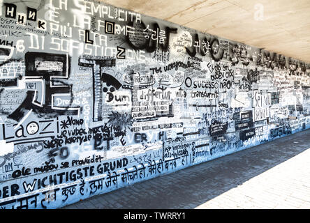 Samara, Russland - Juni 8, 2019: Street Art Graffiti auf texturierte Wand. Abstrakt kreativ Zeichnungen an den Wänden der Stadt. Urbane zeitgenössische Kultur Stockfoto