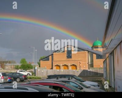 Lincolns muslimische Moschee, Aufruf zum Gebet, Richtung Mekka, Kuppeln, Neubau, Gebete am Freitag Mittag, Qubba-Kuppel, Prophet Muhammad, Gebete, islamisches Leben. Stockfoto