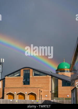 Lincolns muslimische Moschee, Aufruf zum Gebet, Richtung Mekka, Kuppeln, Neubau, Gebete am Freitag Mittag, Qubba-Kuppel, Prophet Muhammad, Gebete, islamisches Leben. Stockfoto