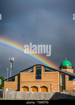 Lincolns muslimische Moschee, Aufruf zum Gebet, Richtung Mekka, Kuppeln, Neubau, Gebete am Freitag Mittag, Qubba-Kuppel, Prophet Muhammad, Gebete, islamisches Leben. Stockfoto