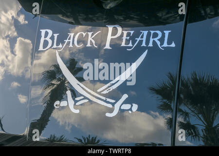 Black Pearl Motorboot Mallorca, nicht das berühmte Piratenschiff Jack Sparrow. Piraten der Karibik, kultiviert Stockfoto