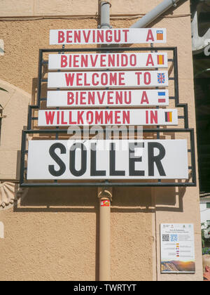 Soller, W[llkommen, Bienvenu, Welcome, Mallorca, Balearen, Insel, Spanien, Verkehrsschild, Dorf, Stadt, Name, eng, Straßen, einladend, Maut, Tunnel. Stockfoto