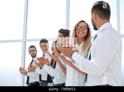 Happy Business Team begrüßt, während im Büro stehen Stockfoto