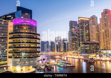 Dubai Marina Nacht Blick von modernen Gebäuden, die erstaunliche Architektur Design beste Ort im Nahen Osten zu besuchen Stockfoto