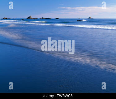 USA, Washington, Olympic National Park, Abendlicht auf ankommenden Wellen und kleine sea Stacks; Blick nach Süden von Ruby Beach. Stockfoto