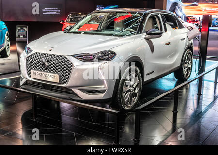 Paris, Frankreich, Nov 09, 2018 Citroen DS 3 Gekreuzte Ausfallschritte E-Angespannt 4x4 Plug-In Hybrid bei Mondial Paris Motor Show, SUV-Auto von französischen Citroen hergestellt Stockfoto