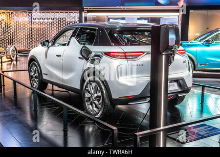 Paris, Frankreich, Nov 09, 2018 Citroen DS 3 Gekreuzte Ausfallschritte E-Angespannt 4x4 Plug-In Hybrid bei Mondial Paris Motor Show, SUV-Auto von französischen Citroen hergestellt Stockfoto