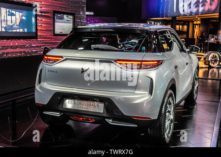 Paris, Frankreich, Nov 09, 2018 Citroen DS 3 Gekreuzte Ausfallschritte E-Angespannt 4x4 Plug-In Hybrid bei Mondial Paris Motor Show, SUV-Auto von französischen Citroen hergestellt Stockfoto