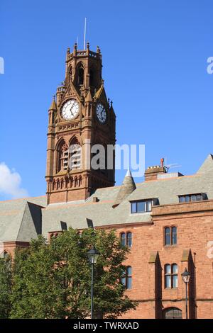 UK Barrow-In-Furness, Cumbria. Rathaus und Rathaus Uhr mit blauer Himmel. Barrow In Furness Rathaus. Halbinsel Furness, Cumbria, Barrow Rathaus. Stockfoto