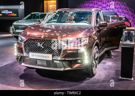 Paris, Frankreich, Nov 09, 2018 Citroen DS 7 Gekreuzte Ausfallschritte 4 bei Mondial Paris Motor Show, SUV-Auto von französischen DS Autos x4 Stockfoto