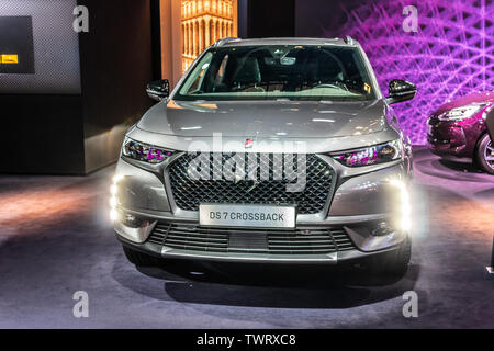 Paris, Frankreich, Nov 09, 2018 Citroen DS 7 Gekreuzte Ausfallschritte 4 bei Mondial Paris Motor Show, SUV-Auto von französischen DS Autos x4 Stockfoto