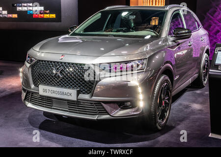 Paris, Frankreich, Nov 09, 2018 Citroen DS 7 Gekreuzte Ausfallschritte 4 bei Mondial Paris Motor Show, SUV-Auto von französischen DS Autos x4 Stockfoto