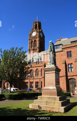 UK Barrow-In-Furness, Cumbria. Rathaus und Rathaus Uhr mit blauer Himmel. Barrow In Furness Rathaus. Halbinsel Furness, Cumbria, Barrow Rathaus. Stockfoto