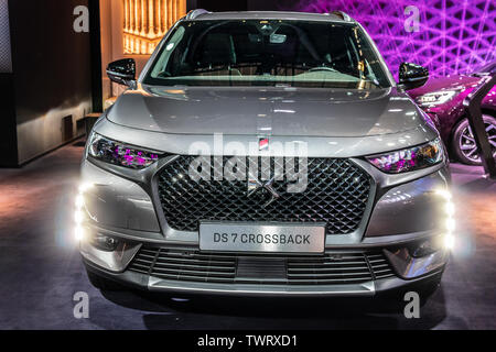 Paris, Frankreich, Nov 09, 2018 Citroen DS 7 Gekreuzte Ausfallschritte 4 bei Mondial Paris Motor Show, SUV-Auto von französischen DS Autos x4 Stockfoto