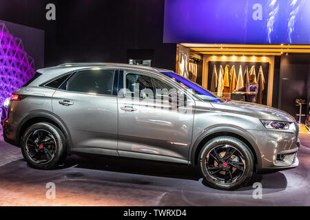 Paris, Frankreich, Nov 09, 2018 Citroen DS 7 Gekreuzte Ausfallschritte 4 bei Mondial Paris Motor Show, SUV-Auto von französischen DS Autos x4 Stockfoto