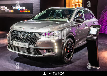 Paris, Frankreich, Nov 09, 2018 Citroen DS 7 Gekreuzte Ausfallschritte 4 bei Mondial Paris Motor Show, SUV-Auto von französischen DS Autos x4 Stockfoto