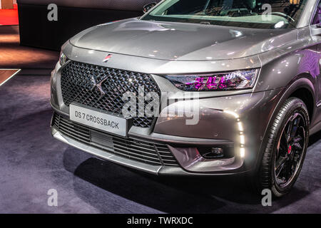 Paris, Frankreich, Nov 09, 2018 Citroen DS 7 Gekreuzte Ausfallschritte 4 bei Mondial Paris Motor Show, SUV-Auto von französischen DS Autos x4 Stockfoto