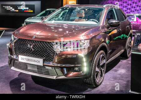 Paris, Frankreich, Nov 09, 2018 Citroen DS 7 Gekreuzte Ausfallschritte 4 bei Mondial Paris Motor Show, SUV-Auto von französischen DS Autos x4 Stockfoto