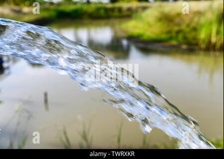 Grundwasser strömen und der Teich Stockfoto