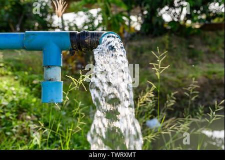 Landwirtschaft blaues Rohr mit Grundwasser strömen Stockfoto