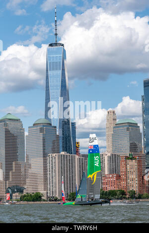 New York, USA. 22. Juni, 2019. Team Australien SailGP F50 Katamaran Segeln in den Hudson River vor Teams Großbritannien und Frankreich während der SailGP New York Veranstaltung. Doppel Olympiamedaillengewinner Nathan Outteridge helmed Japan seinen ersten Fall in der Eröffnungs-SailGP Jahreszeit zu gewinnen. Credit: Enrique Ufer/Alamy leben Nachrichten Stockfoto