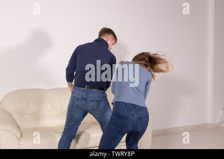 Menschen und Missbrauch Konzept-Aggressive Mann schlägt Frau, häusliche Gewalt Stockfoto