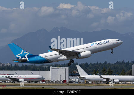 Richmond, British Columbia, Kanada. Juni, 2019 21. Eine Air Transat Airbus A 330-243 (C-GUBL) breit - Körper jetliner sich entfernt vom internationalen Flughafen Vancouver. Credit: bayne Stanley/ZUMA Draht/Alamy leben Nachrichten Stockfoto