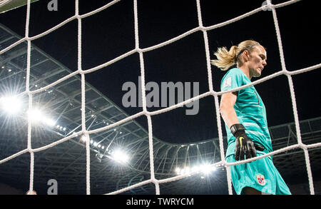 Grenoble. 22. Juni, 2019. Torwart Ingrid Hjelmseth Norwegen reagiert während der Umlauf von 16 Match zwischen Norwegen und Australien im Jahr 2019 die FIFA Frauen-WM in Nizza, Frankreich Am 22. Juni 2019. Credit: Xiao Yijiu/Xinhua/Alamy leben Nachrichten Stockfoto