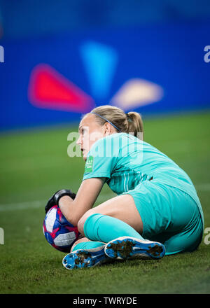 Grenoble. 22. Juni, 2019. Torwart Ingrid Hjelmseth Norwegen macht ein während der Umlauf von 16 Match zwischen Norwegen und Australien im Jahr 2019 die FIFA Frauen-WM in Nizza, Frankreich am Juni 22, 2019 speichern. Credit: Xiao Yijiu/Xinhua/Alamy leben Nachrichten Stockfoto