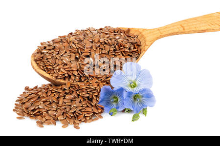 Leinsamen in Löffel und blaue Blumen auf weißem Hintergrund Stockfoto