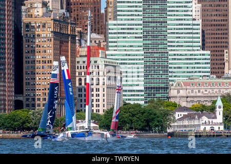 New York, USA. 22. Juni, 2019. Team Japan SailGP F50 Katamaran Segeln in den Hudson River vor Mannschaften Frankreich, USA und Großbritannien während des SailGP New York Veranstaltung. Doppel Olympiamedaillengewinner Nathan Outteridge helmed Japan seinen ersten Fall in der Eröffnungs-SailGP Jahreszeit zu gewinnen. Credit: Enrique Ufer/Alamy leben Nachrichten Stockfoto