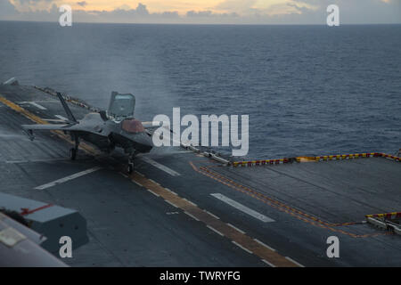 Eine F-35B Beleuchtung II Jagdflugzeug nimmt während eines Tactical Air Control Party Übung an Bord der USS Wasp (LL 1), unterwegs in die Philippinische See, 10. Juni 2019. Die 31 Marine Expeditionary Unit, die Marine Corps' nur kontinuierlich vorwärts - bereitgestellt MEU, bietet eine flexible und tödlicher Gewalt bereit, eine breite Palette von militärischen Operationen als Premier Crisis Response Force im indopazifischen Region durchzuführen. (Offizielle US Marine Corps Foto von Cpl. Isaac Cantrell) Stockfoto