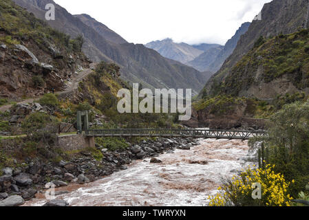 Brücke über den Fluss Urubamba am Startpunkt der Inka Trail nach Machu Picchu. Cusco, Peru Stockfoto