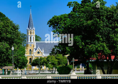 Wat Niwet Thammaprawat, einem Tempel angrenzenden Bang Pa-In Palast, Bang Pa-In, Thailand, im Stil einer gotischen Kirche errichtet. Stockfoto