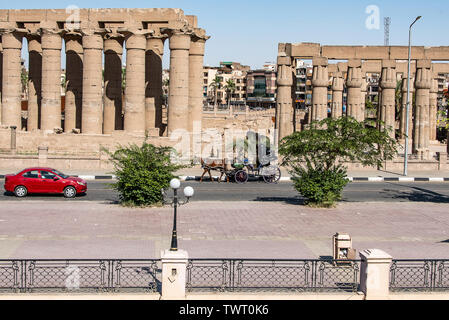 Luxor Ägypten 23.05.2018 Touristische Caleche Pferdekutsche außerhalb Luxor Tempel im Hintergrund. Stockfoto