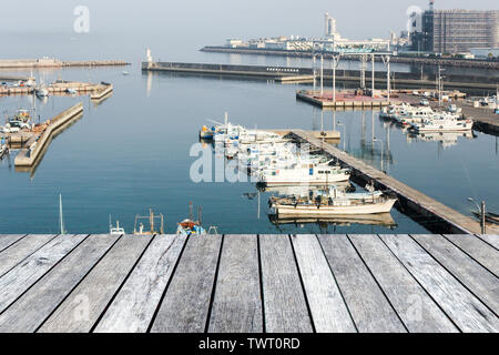 Holz- Tischplatte auf Fischerbooten in Pier in Japan verankert Stockfoto