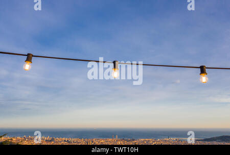 Mehrere Glühbirnen die Aussichtsplattform zu beleuchten. Selektive konzentrieren. Stockfoto