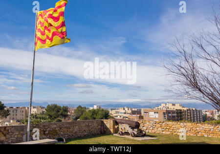 Die Entwicklung im Wind die katalanische Flagge auf den Mauern der Festung über die Altstadt. Stockfoto