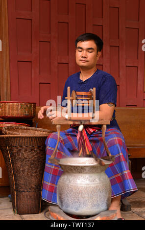 Man demonstriert Seide herstellen. Jim Thompson Haus, Bangkok, Thailand Stockfoto