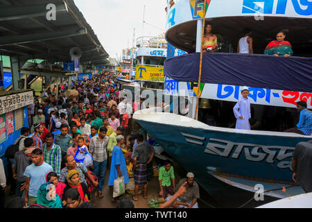 Sadarghat start Terminal in Dhaka überflutet mit Förderungsbedürftiger Menschen vor Eid-ul-Fitr Festival. Dhaka, Bangladesch. Stockfoto