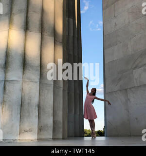 Washington D.C, USA. 22. Juni, 2019. Foto mit einem Handy aufgenommen zeigt ein Mädchen tun ein Ballett Position neben einer Spalte der Lincoln Memorial in Washington, DC, USA, 22. Juni 2019. Quelle: Liu Jie/Xinhua/Alamy leben Nachrichten Stockfoto