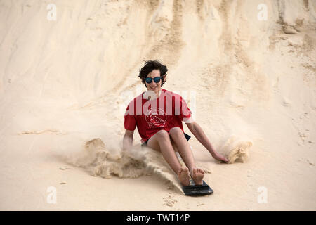 Sand Surfen, Stockton Strand, NSW, Australien Stockfoto