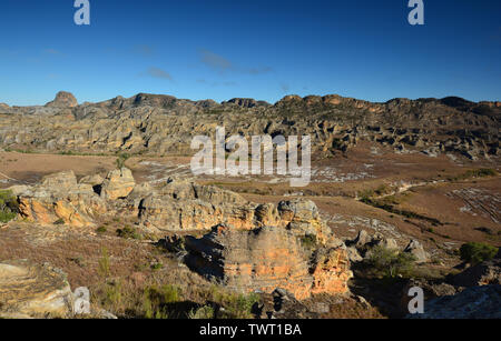 Panoramablick auf die felsige Landschaft von Isalo Nationalpark. Madagaskar. Stockfoto